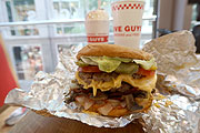 Ein Riesenburger - hier der Bacon Cheese Burger All the Way plus BBQ Sauce (©Foto: Martin Schmitz)